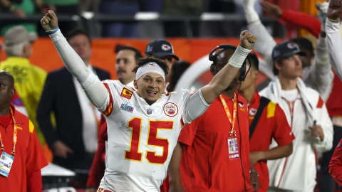 Patrick Mahomes festeja el triunfo en el Super Bowl LVII Chiefs 38-35 Eagles
