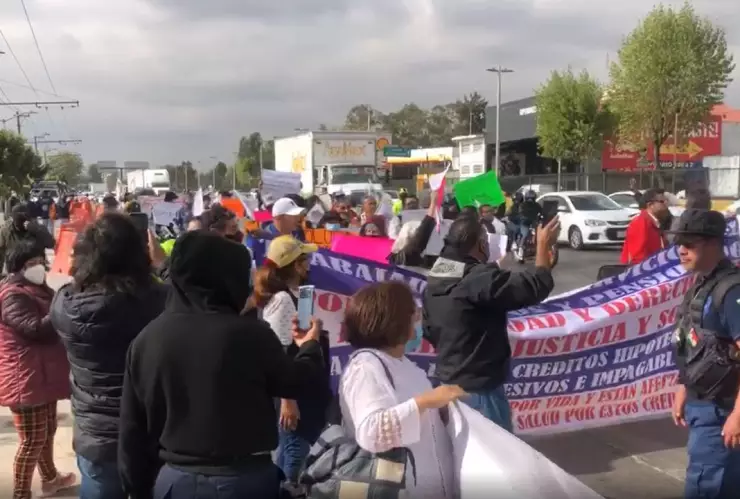 grupo de manifestantes sobre carriles de Circuito Interior en la CDMX