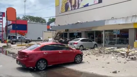 muere una persona en manzanillo colima tras la caída de una barda en centro comercial.jpg