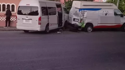 Fuerte accidente en la calle 60 deja dos camioneta con graves daños hoy 6 de diciembre de 2025
