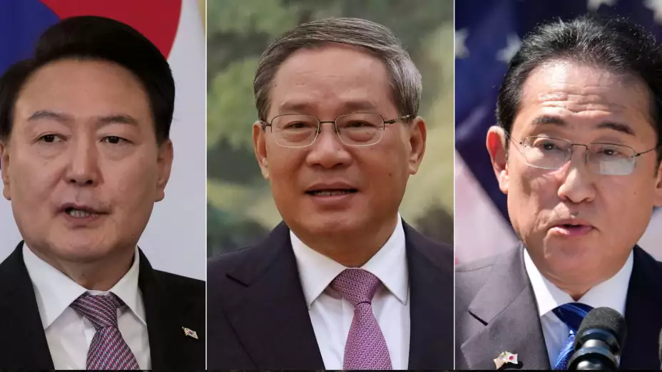 Yoon Suk Yeol, presidente Surcoreano, Li Qiang, premier de China, y Fumio Kishida, premier de Japón.