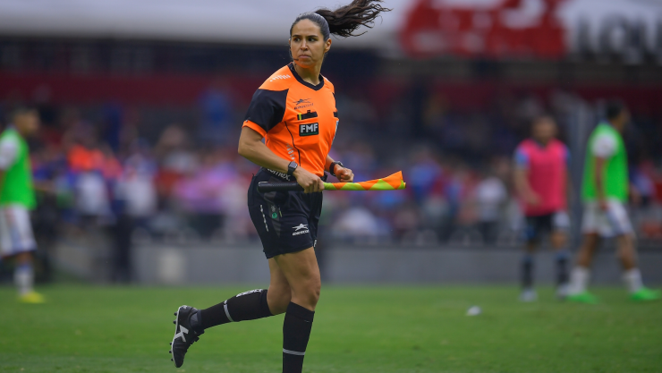 Karen Díaz en partido de Liga MX