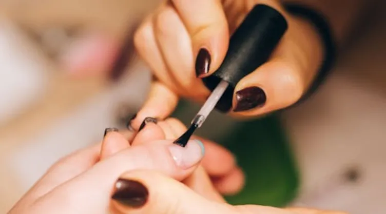 Los mejores diseños de uñas oscuras que puedes usar durante la primavera 2026