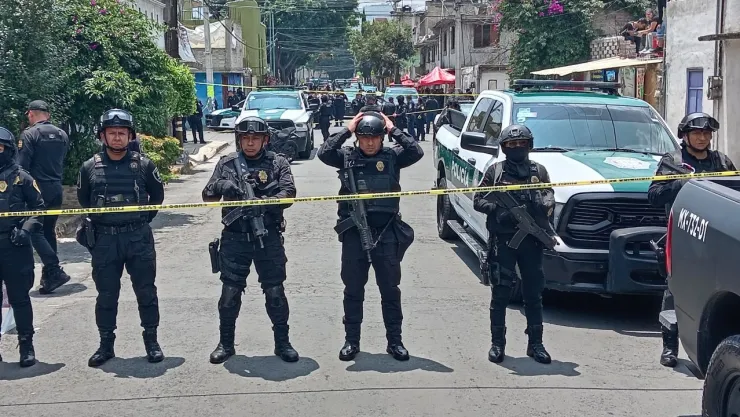 CDMX: Capturan a cuatro personas que sacaban un cuerpo en bolsas, en Iztapalapa
