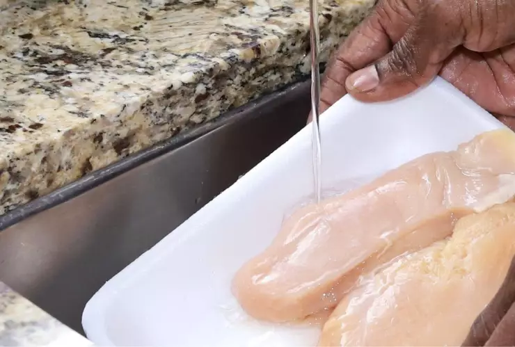 La UNAM revela si el pollo se debe lavar antes de cocinarlo