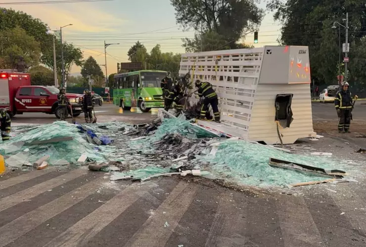 Conductor queda prensado tras choque con camioneta que transportada vidrio