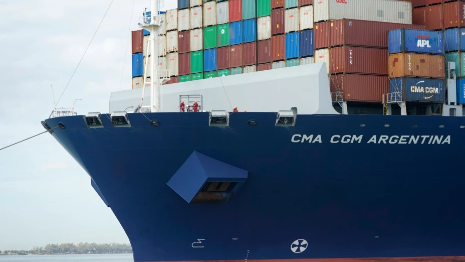 Buque de carga comercial en el puerto de Miami.