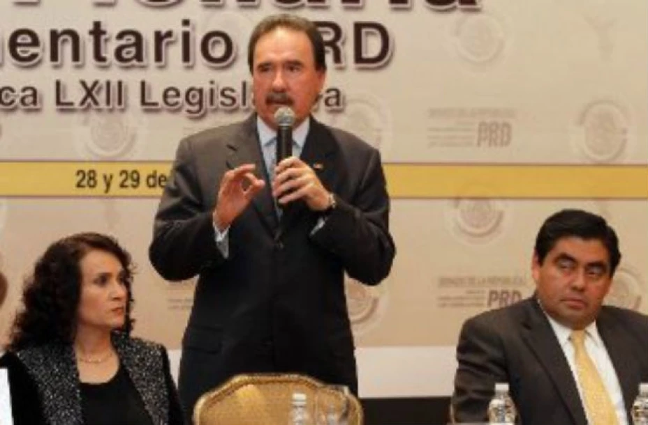 Emlio Gamboa con perredistas