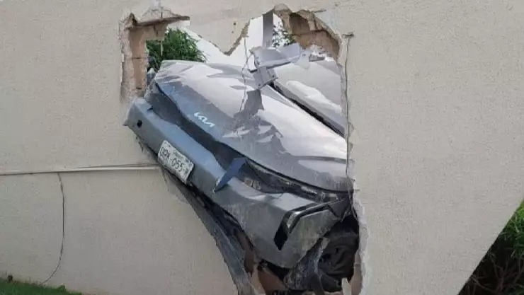 ¡Fuerte accidente! Auto impacta estructura de hotel en el Boulevard Kukulkán HOY.jpg