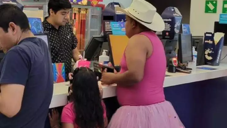 Papá usa tutú con su hija para ver película de Barbie, FOTOS