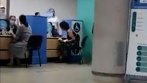 Mujer llora al recibir su recibo de luz