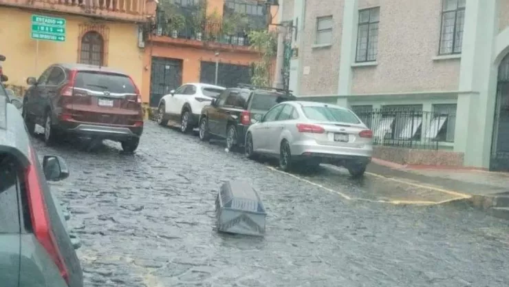 Ataúd cae de vehículo en calle de Xalapa