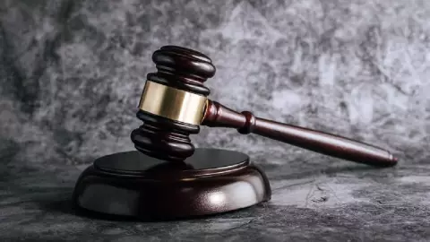 Madre demandó a sus dos hijos de 40 años por no trabajar y no limpiar la casa