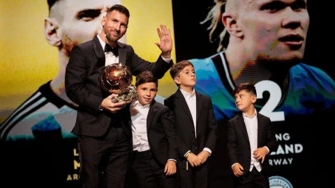 Lionel Messi sostiene el Balón de Oro 2023, acompañado por sus hijos
