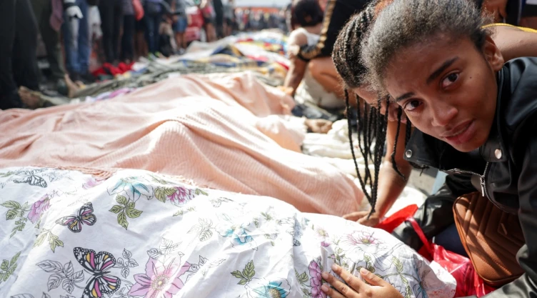 Familiares lamentan la muerte de personas en operativo en Río de Janeiro Brasil.