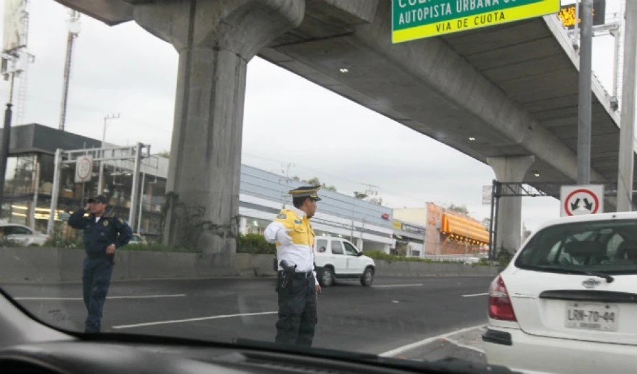 Un joven de 30 años falleció atropellado sobre la avenida Periférico Sur, en la Ciudad de México, a unos metros de un puente peatonal