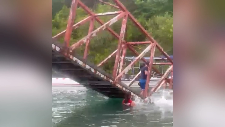 Colapsa puente en playa La Boquita en Manzanillo, Colima: video