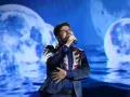 Después de la emotiva interpretación de Julio Ávila, Cristian Salguero subió al escenario para cantar “Sueña” de Grupo Intocable. La actuación de Cristian sorprendió a todos, especialmente a Lola Cortés, quien inicialmente dudaba del poder del académico en el escenario.
Espinoza Paz destacó la seguridad de Cristian en el escenario, comentando que su habilidad le permitiría cantar cualquier tipo de género musical con éxito.