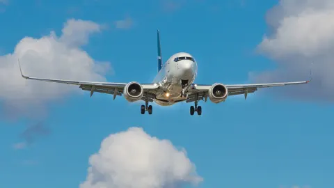 ¿Cuánto dinero en efectivo puedo llevar en un vuelo nacional?