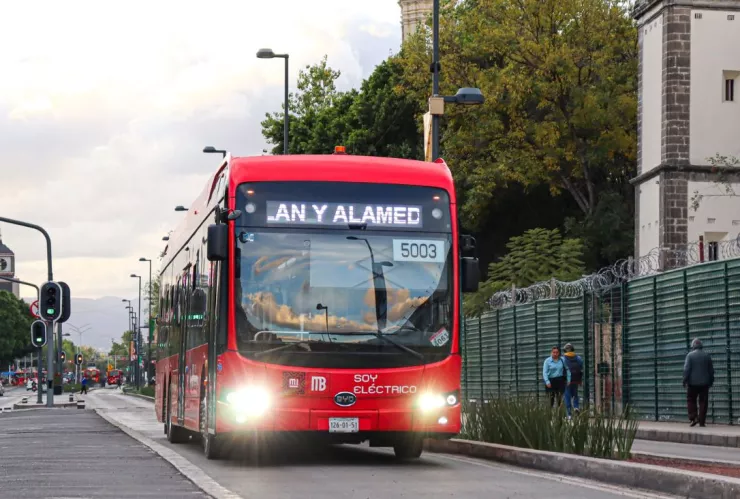 Metro y Metrobús CDMX con retrasos y aglomeraciones
