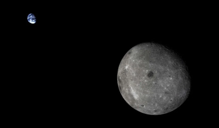 Una sonda experimental china tomó una fotografía de la Luna y, como testigo en el fondo, la Tierra