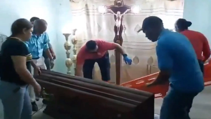 anciana despierta de su propio funeral