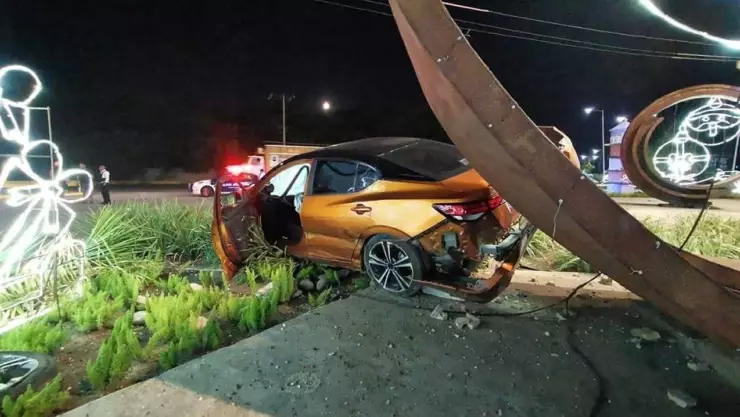FOTOS_ Reportan fuerte accidente en Ciudad del Carmen, conductor se estrelló DOS veces por intentar huir.jpg