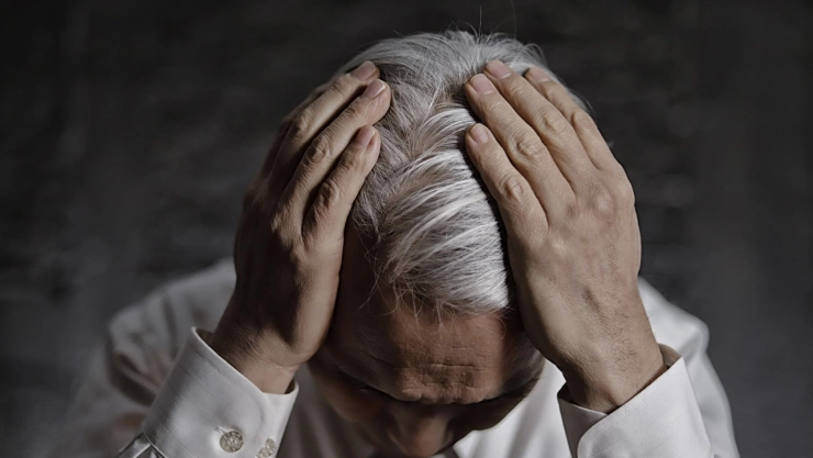 El tinte natural que puedes hacer con café para desaparecer las canas