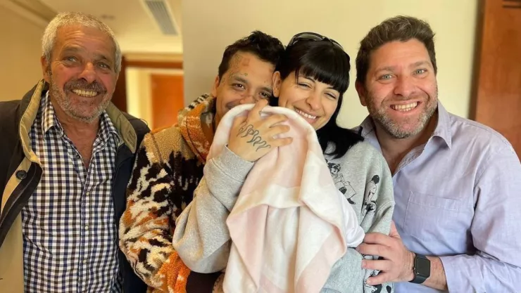 Filtran primera foto de Cazzu y Nodal con su hija