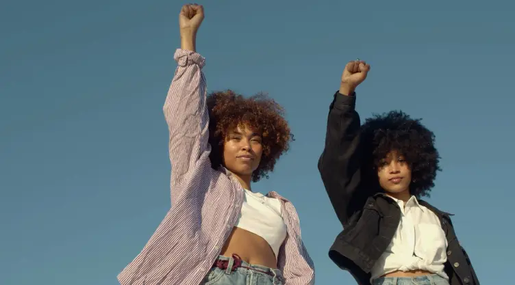 Mujeres afroamericanas alzan su puño por la lucha racial