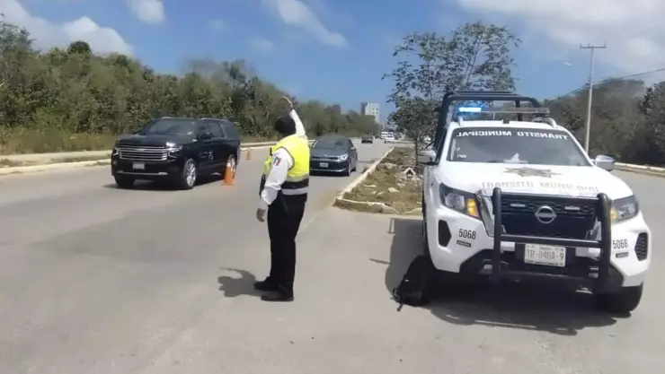 Tráfico en Cancún_ Establecen dispositivo vial en Av. 135 de Cancún HOY 3 de abril.jpg
