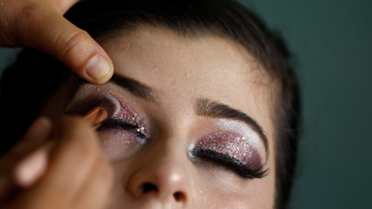 Esto debes hacer si te entra maquillaje en el ojo