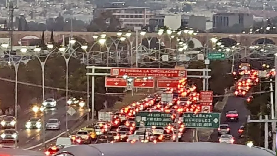 Tráfico en Bernardo Quintana.jpg