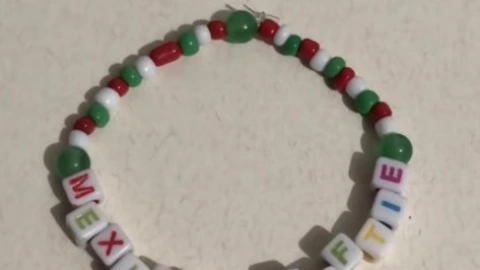 Abuelitos Swifties hacen friendship bracelets