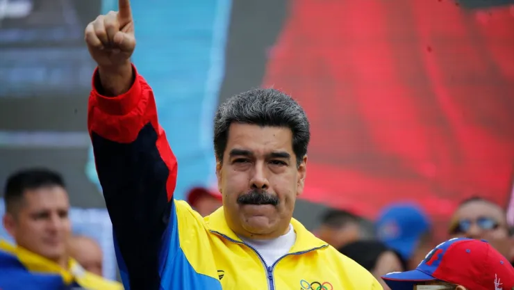 El presidente venezolano Nicolás Maduro encabeza un mítin condenando las sanciones económicas impuestas por el gobierno del presidente estadounidense Donald Trump a Venezuela, en Caracas el 10 de agosto de 2019. Imagen: AP