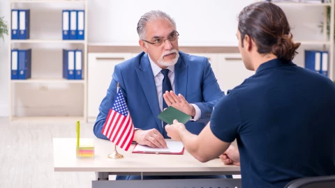 Un hombre le niega la visa a un migrante