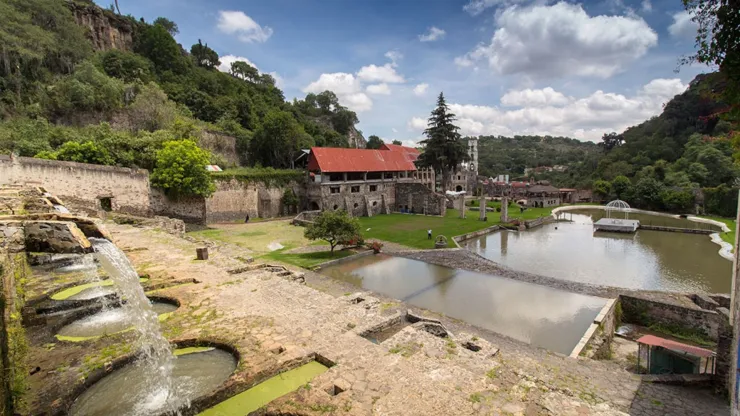 Huasca de Ocampo se distingue porque fue el primer Pueblo Mágico del país, designado en 2001.