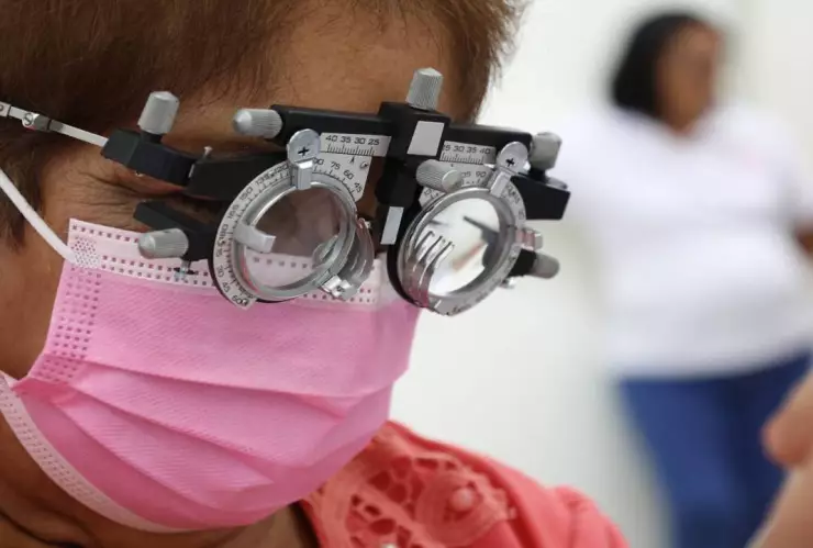 Hacen entrega de lentes de armazón a 71 cancunenses