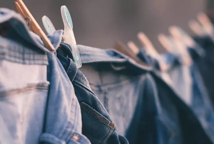 El truco para devolverle el color negro a tu ropa y se vea como nueva