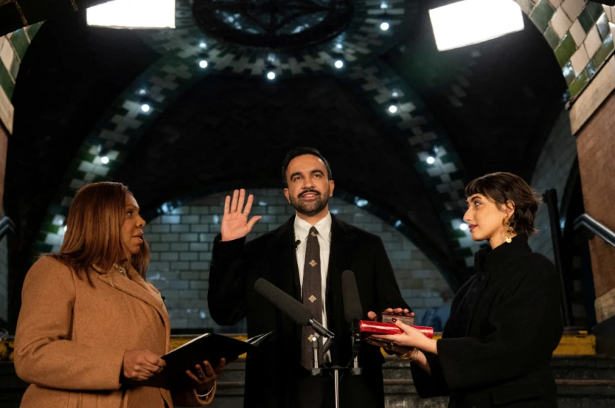 Zohran Mamdani jura como alcalde de la ciudad de Nueva York, flanqueado por su esposa Rama Duwaji y la fiscal general de Nueva York, Letitia James, en la estación Old City Hall, Nueva York