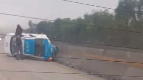 Auto vuelca en la México-Querétaro hoy a la altura de Tepeji del Río