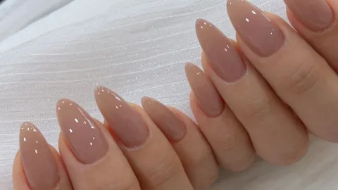 Uñas con tonos nude y champaña