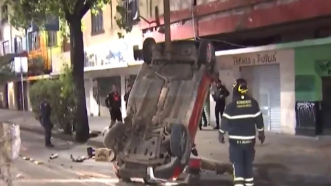 Mientras Dormía: ¡Llantas arriba! Aparatoso accidente en el centro de la CDMX