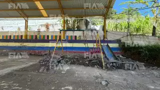 A un mes de la tragedia, escuela en Pahuatlán sigue sepultada entre lodo y piedras