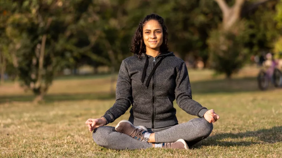 Moverte un poco cada día, como caminar o estirarte, ayuda a activar la digestión y reducir la hinchazón.