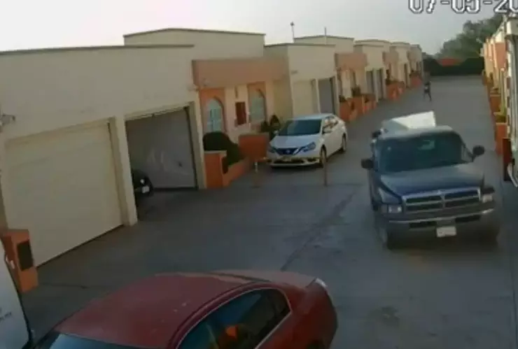 Pareja roba muebles de motel