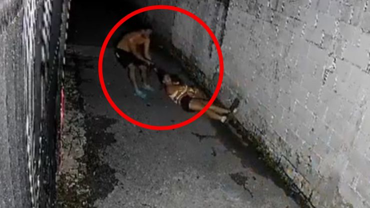 Agresión en Venezuela Hombre ataca a mujer con su bebé en brazos.png