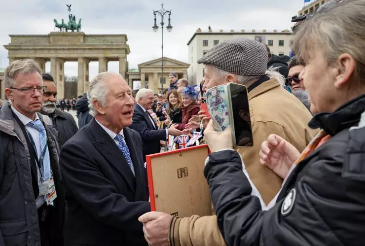El Rey Carlos III realiza su primera gira internacional al exterior en Alemania tras cancelar su visita a París, por protestas contra presidente francés