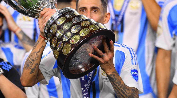 Ángel Di María con el trofeo de Copa América 2024