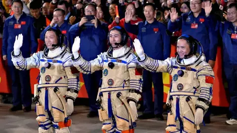 astronautas chinos quedan varados en el espacio